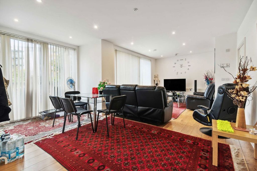 Property photo 2 of 8