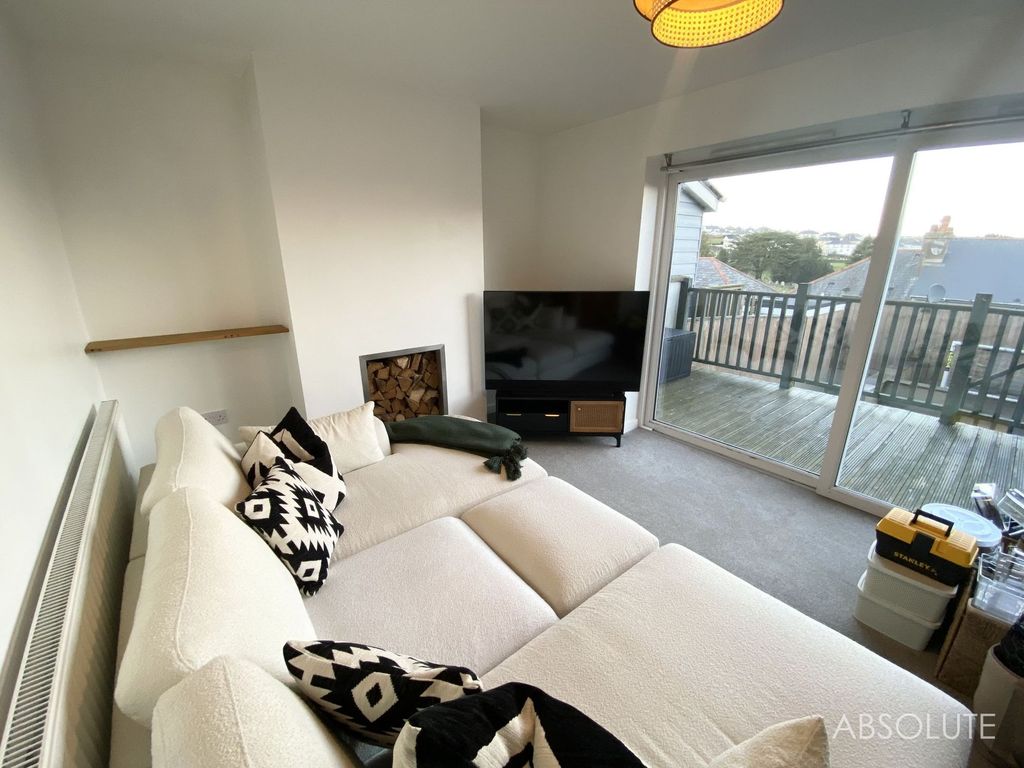 Property photo 3 of 15 Lounge