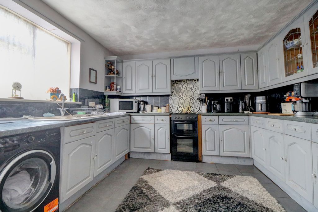 Property photo 2 of 11 Kitchen