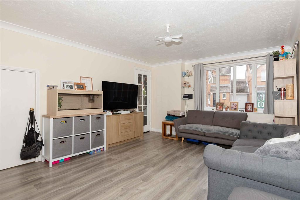 Property photo 2 of 15 Rees Close_12.Jpg