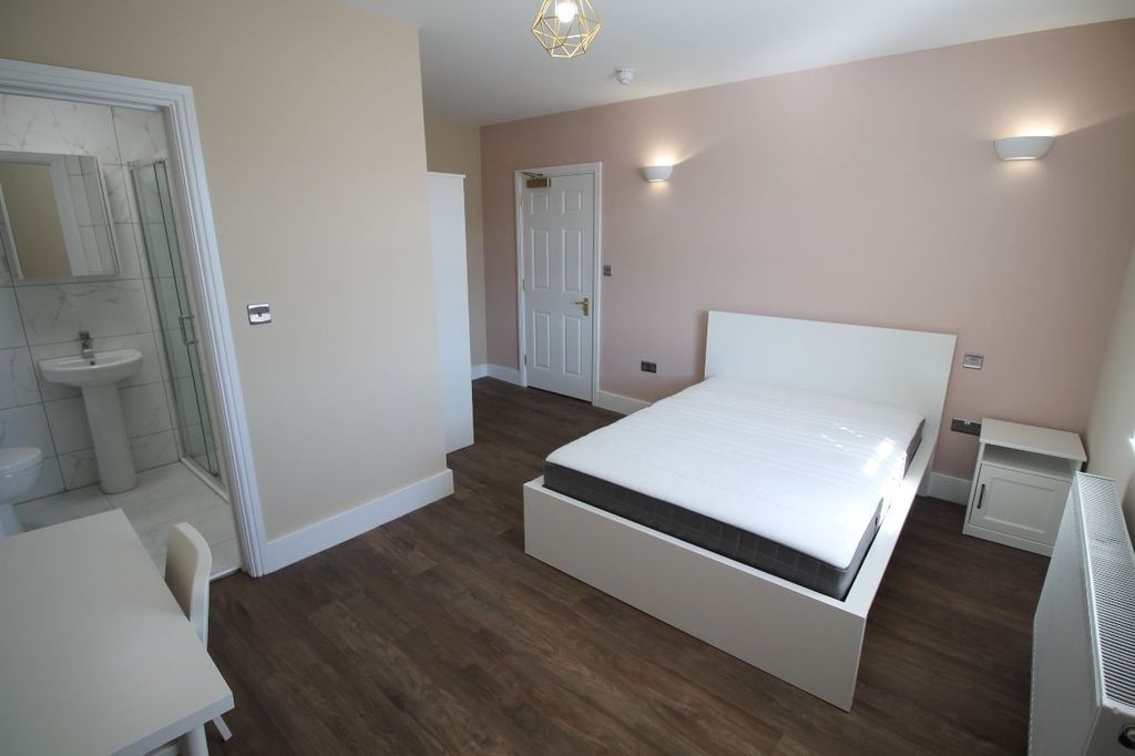 Property photo 1 of 15 A Spacious And Well-Maintained Master Bedroom Feat...