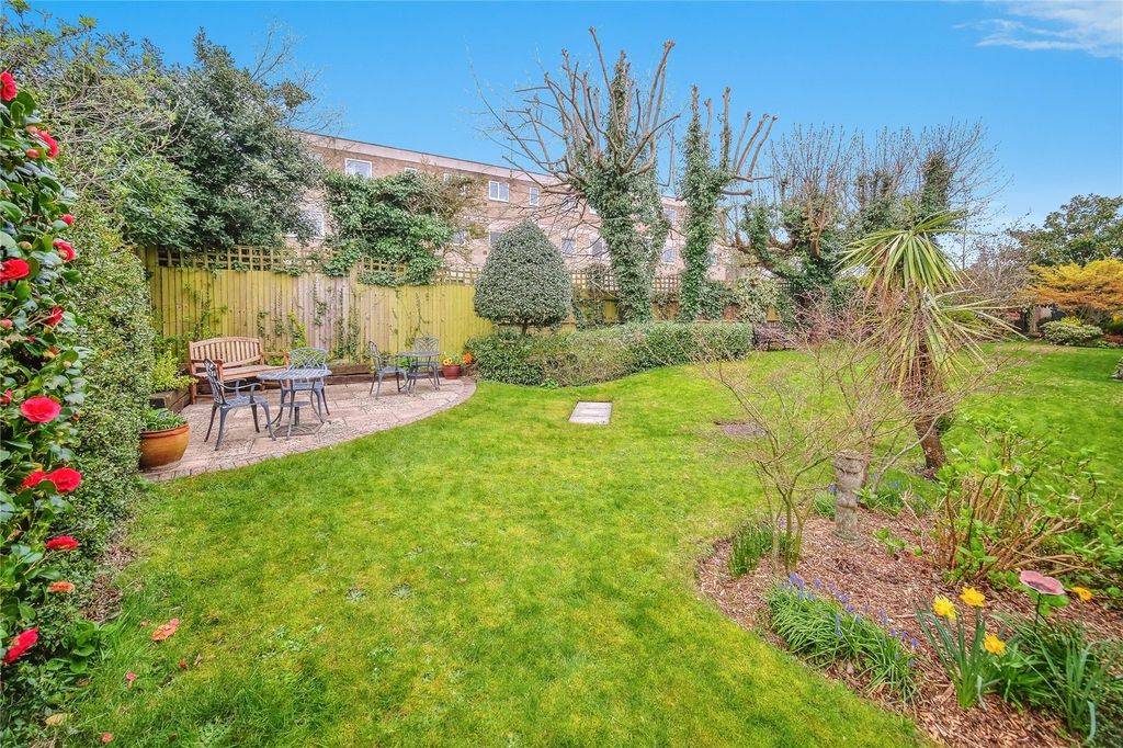 Property photo 1 of 12 Gardens