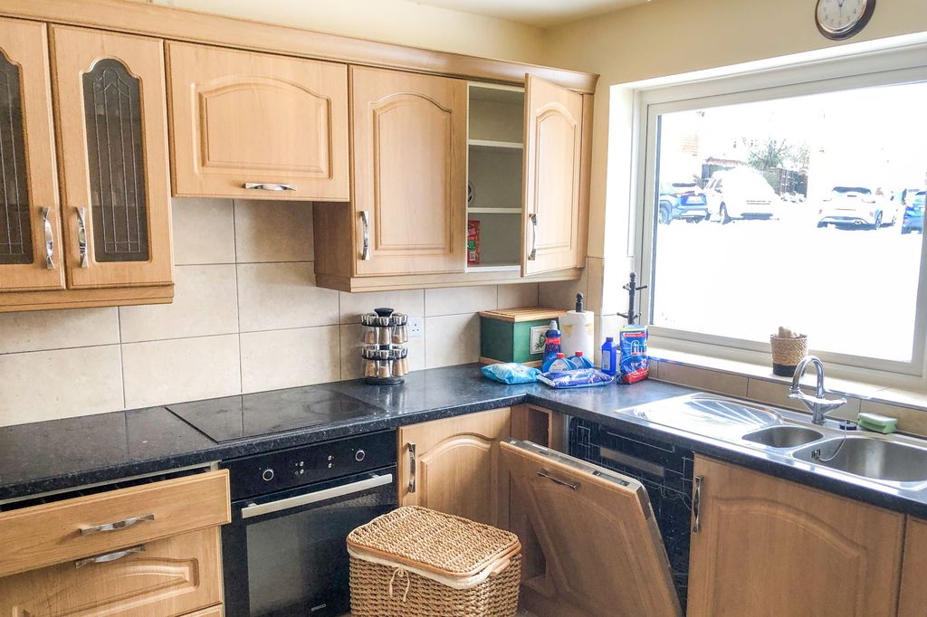 Property photo 3 of 11 8 Chedworth Close, Birmingham, West Midlands B29 4Ls