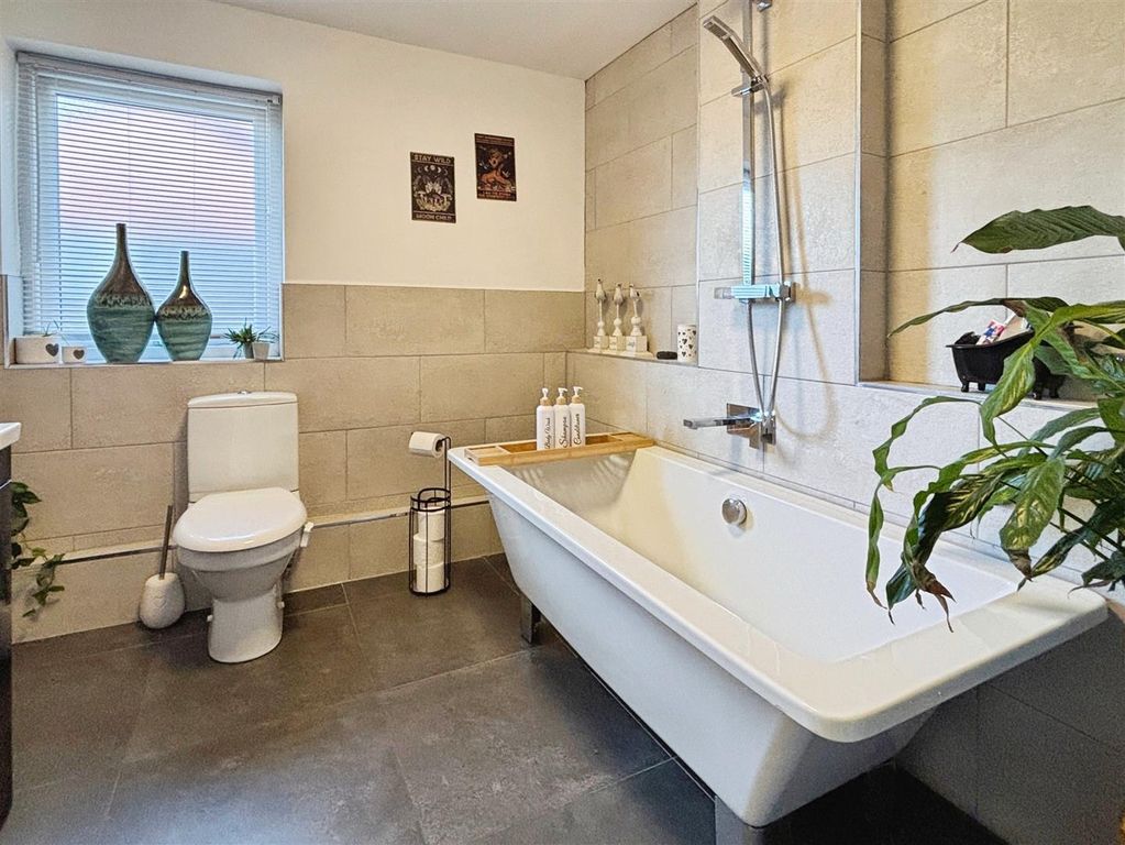 Property photo 1 of 25 Bathroom.Jpg