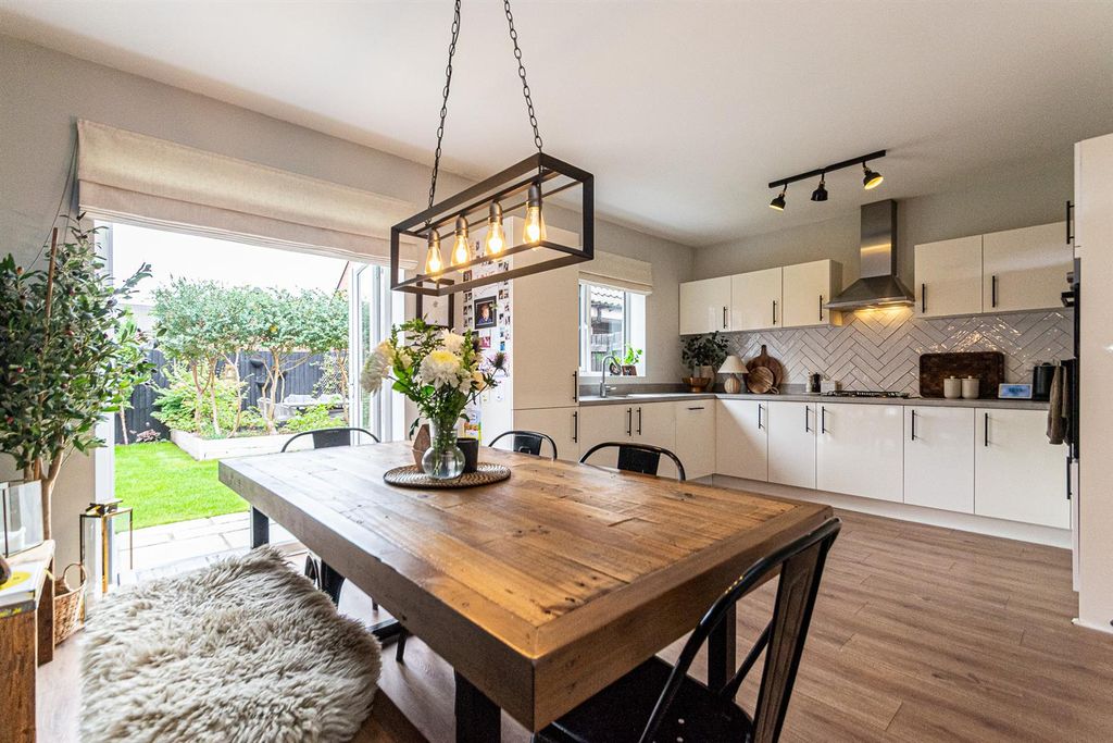 Property photo 2 of 21 Dining Kitchen