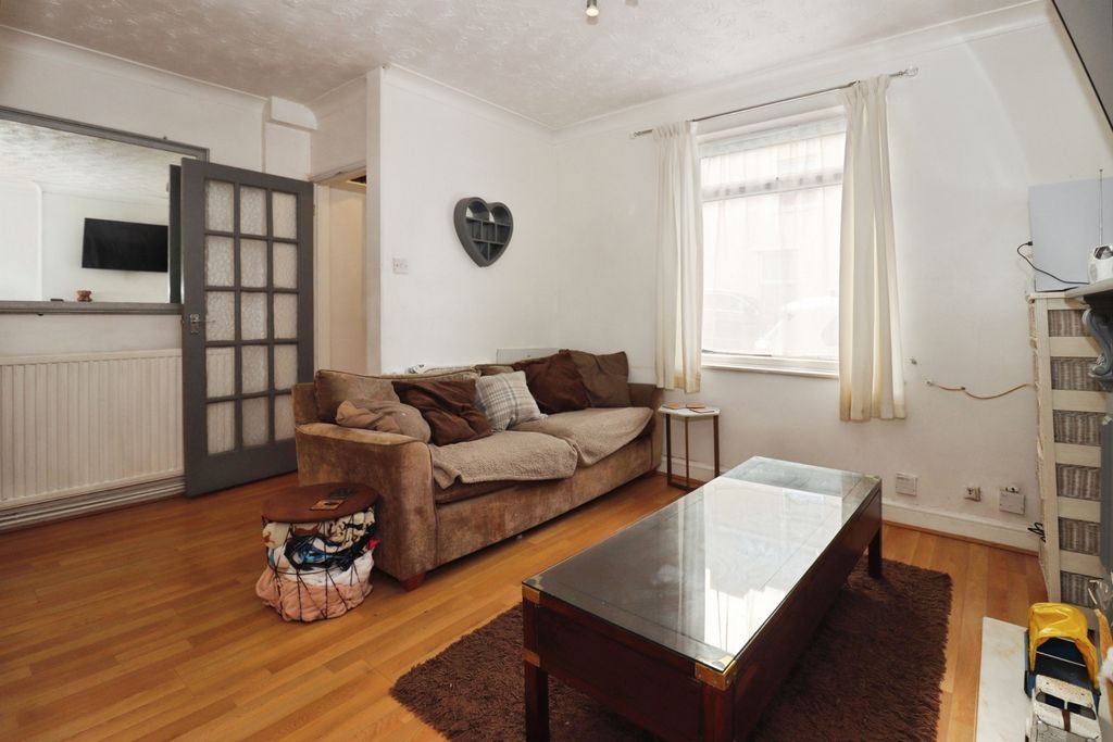 Property photo 3 of 17 Lounge