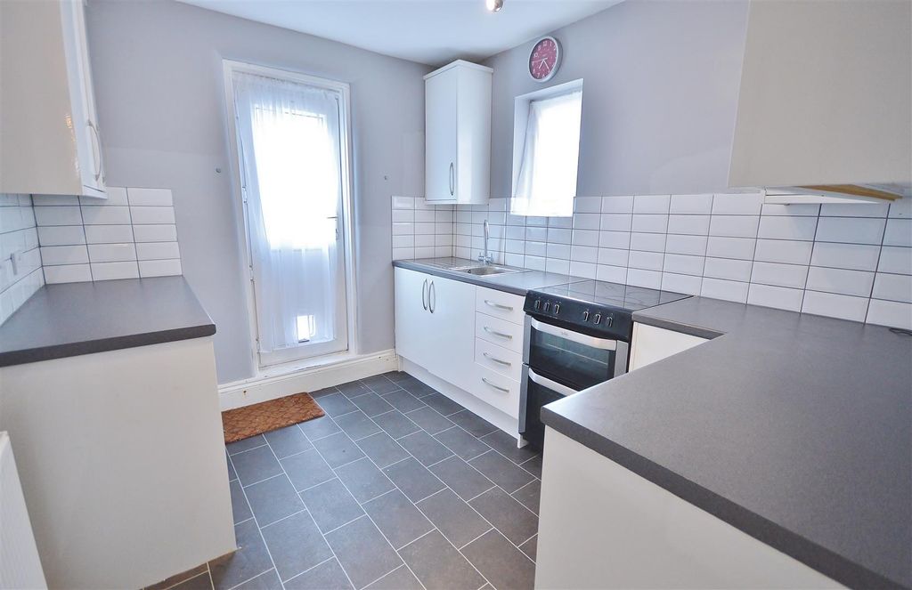 Property photo 3 of 8 Kitchen
