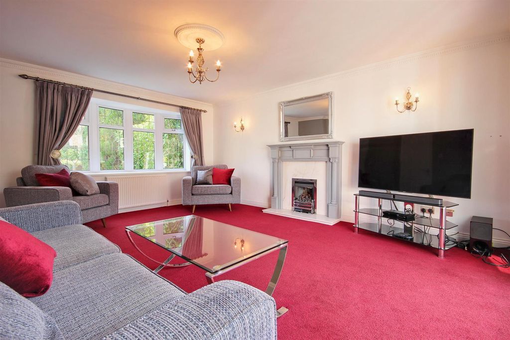 Property photo 3 of 29 Lounge