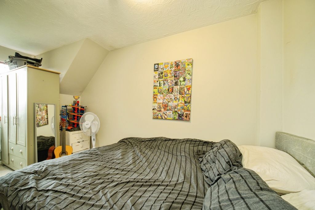 Additional image 12 of 3 bed flat for saleQueens Road, Farnborough GU14