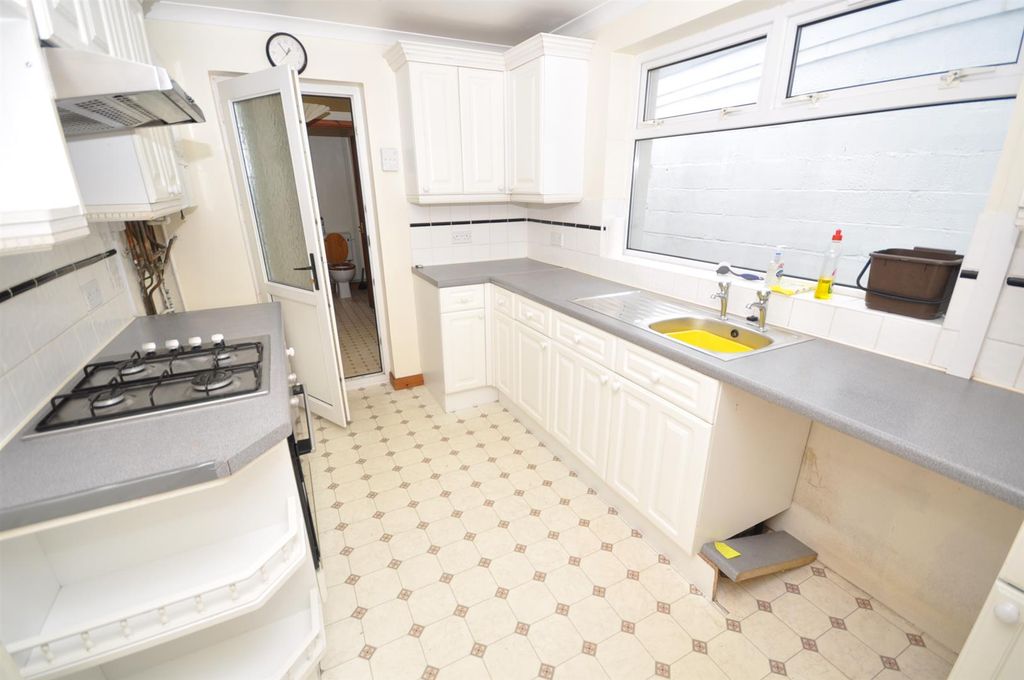 Property photo 3 of 17 Kitchen