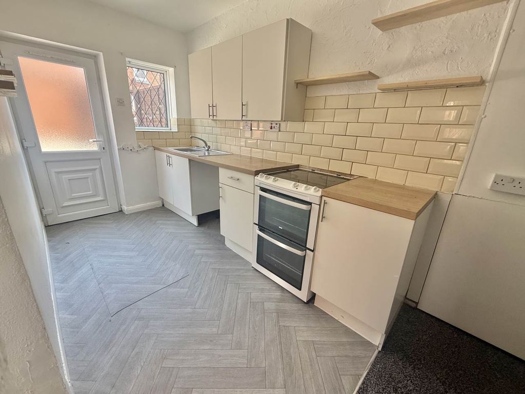 Property photo 2 of 7 Kitchen