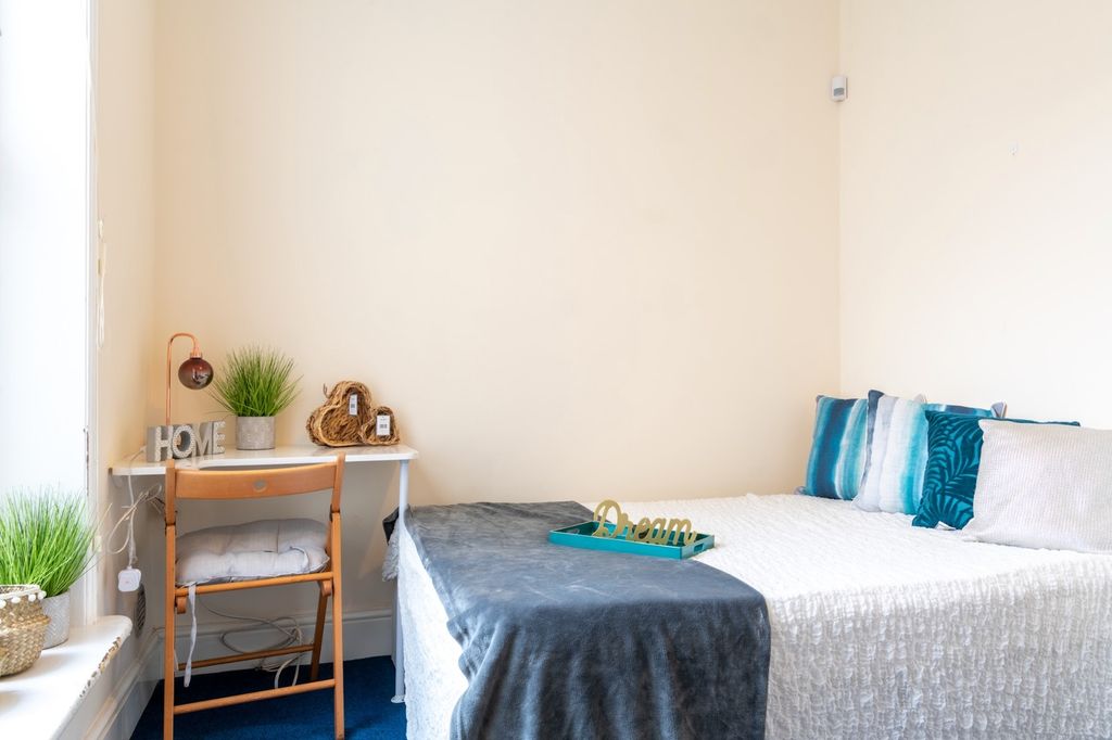 Property photo 2 of 11 Cozy Double Bedroom Featuring A Comfortable Bed An...