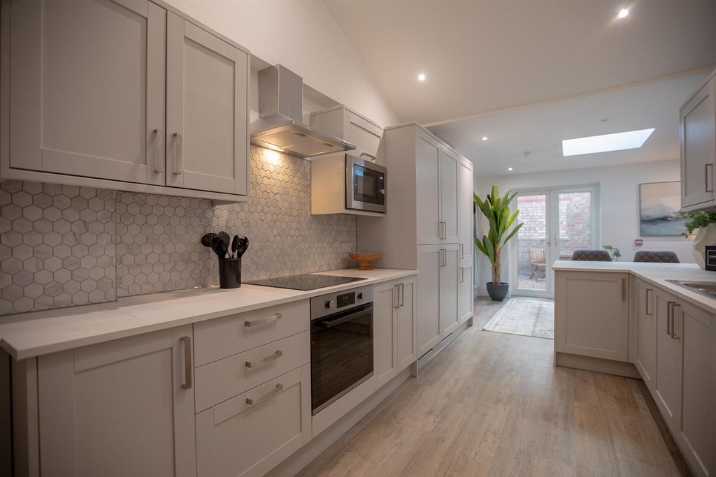 Property photo 3 of 9 Kitchen(1).Jpg