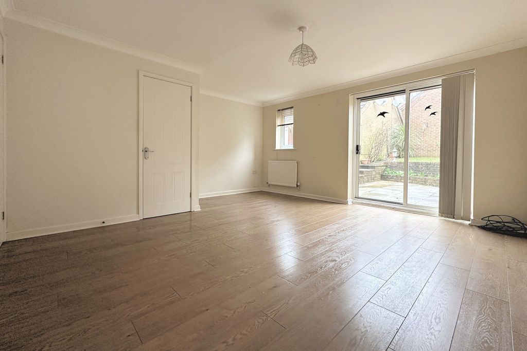 Property photo 2 of 16 Lounge