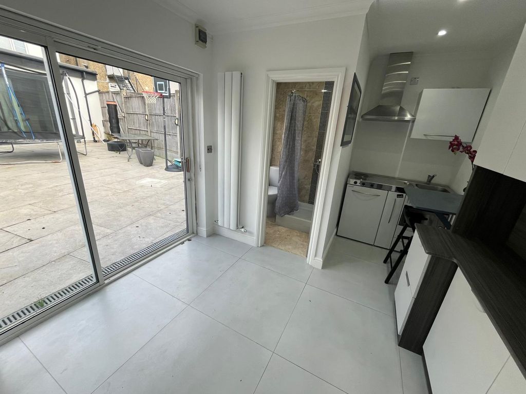 Property photo 1 of 16 Studio 0- £990 Available 01/03/2026