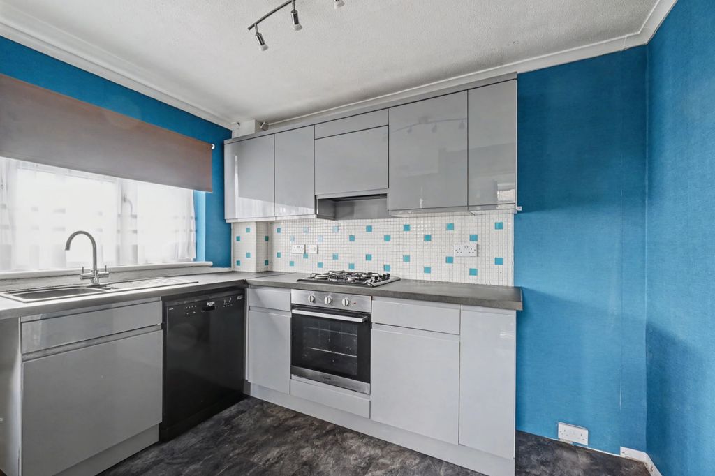 Property photo 2 of 25