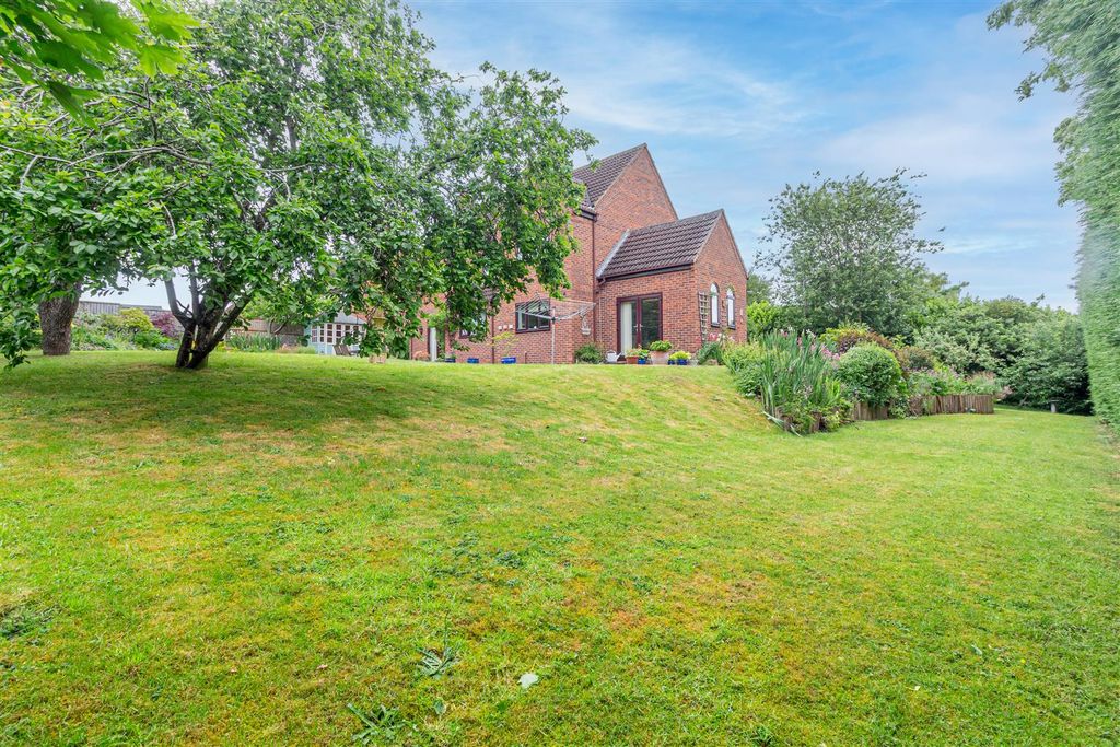 Property photo 3 of 40 Garden-2.Jpg