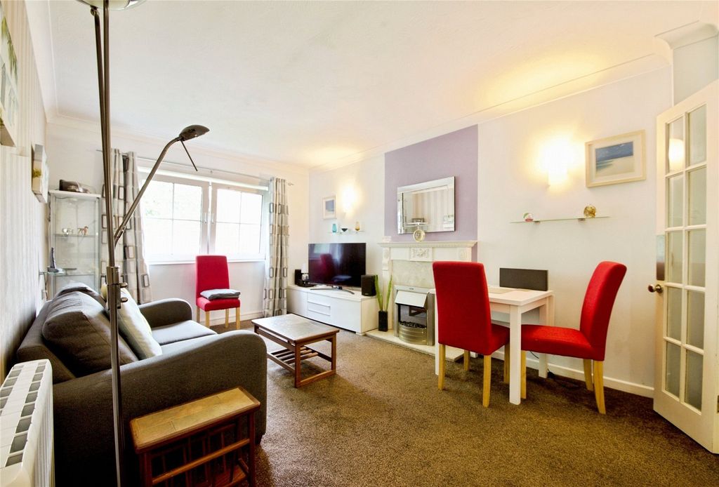 Property photo 2 of 11 Lounge