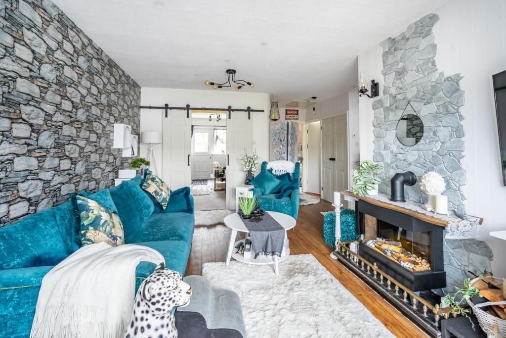 Property photo 3 of 25 Living Room