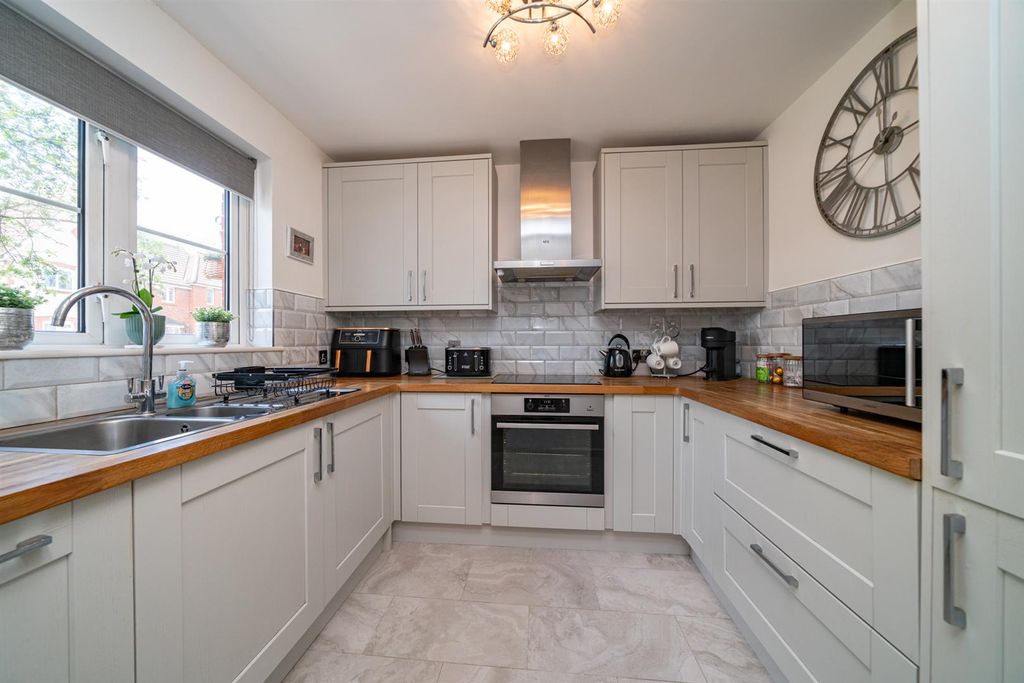 Property photo 3 of 18 17-Bencroft-Road-02323.Jpg