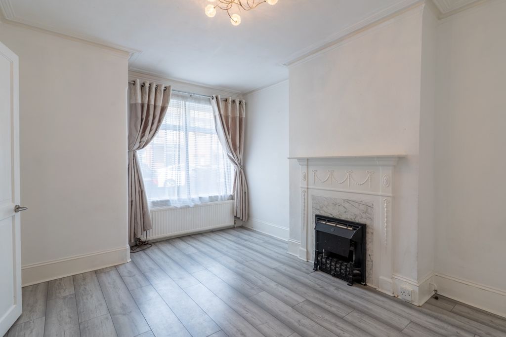 Property photo 3 of 21 4972602