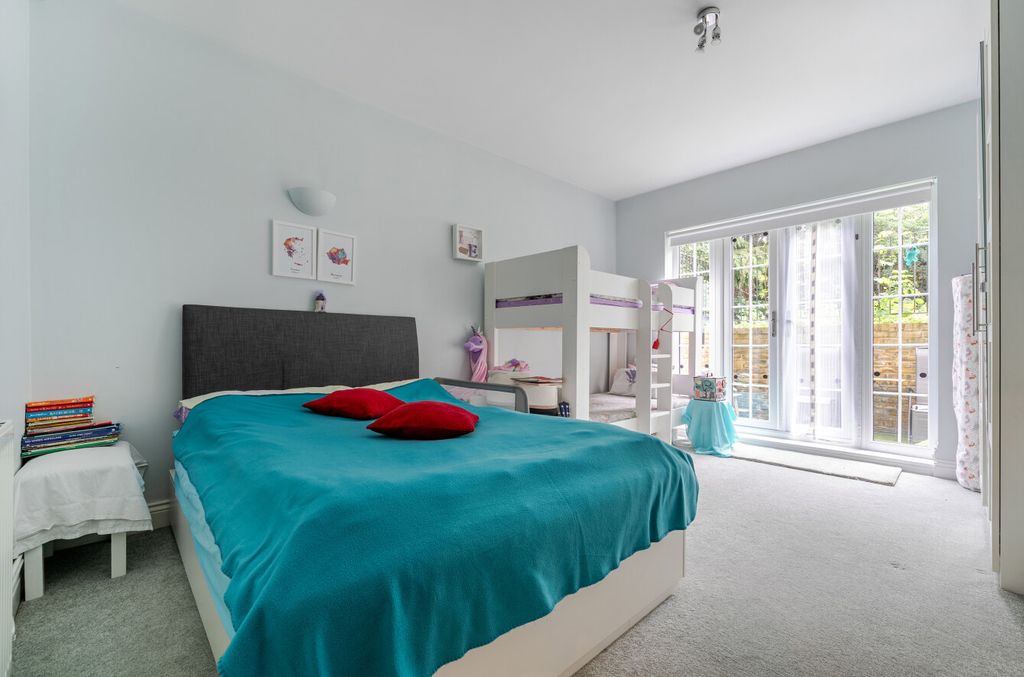 3 bed flat for salePark Road, Bromley BR1 photo 5