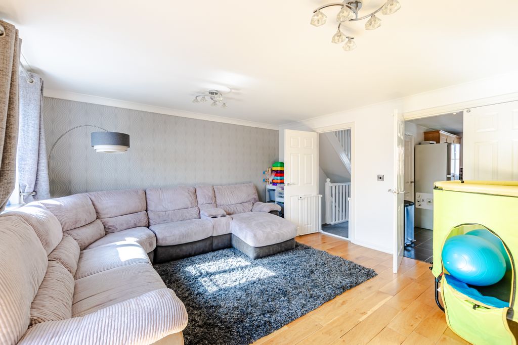 Property photo 3 of 21 Lounge2