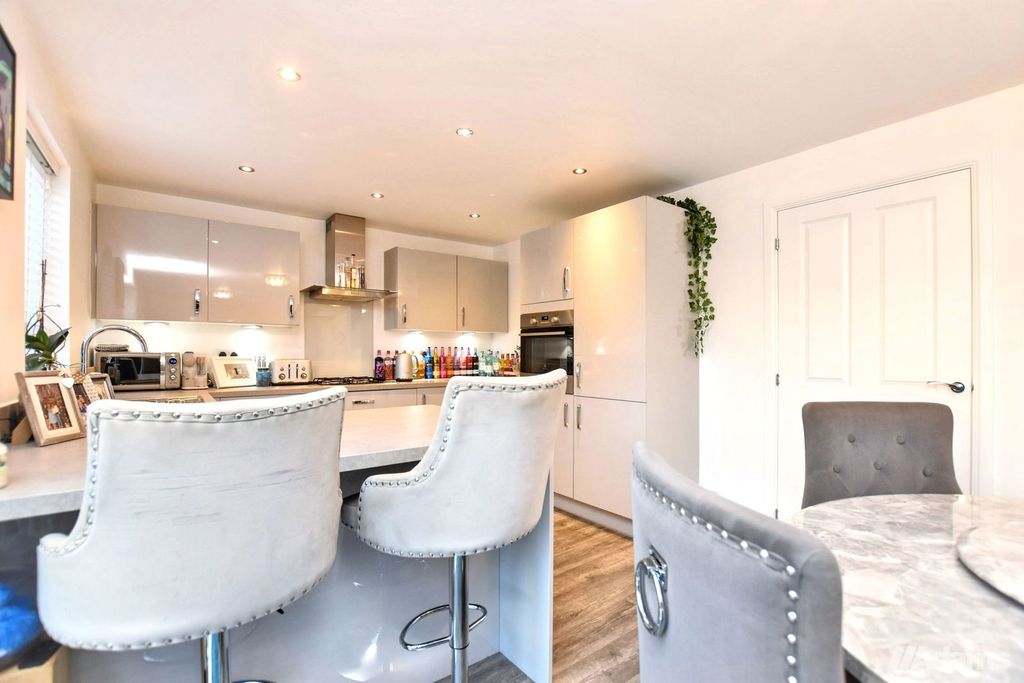 Property photo 1 of 33