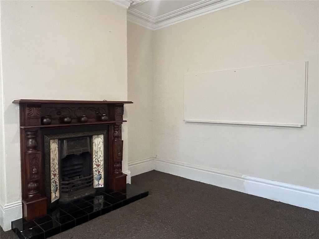 Property photo 3 of 22 Lounge