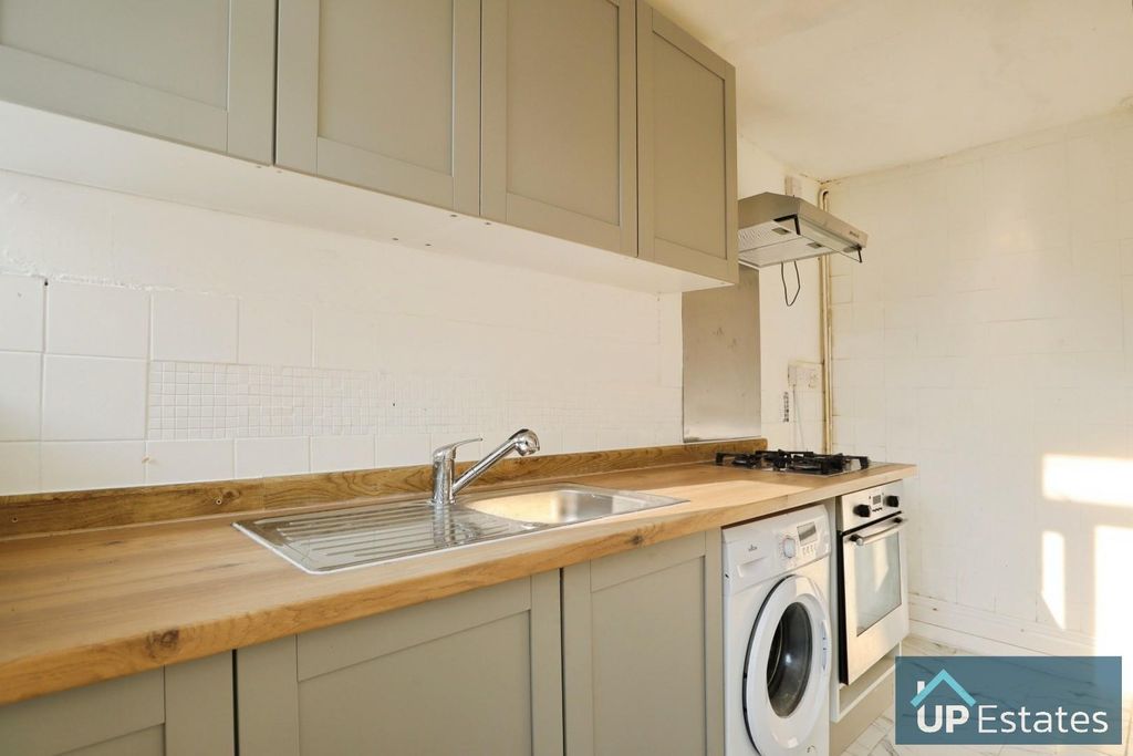 Property photo 3 of 11 Kitchen