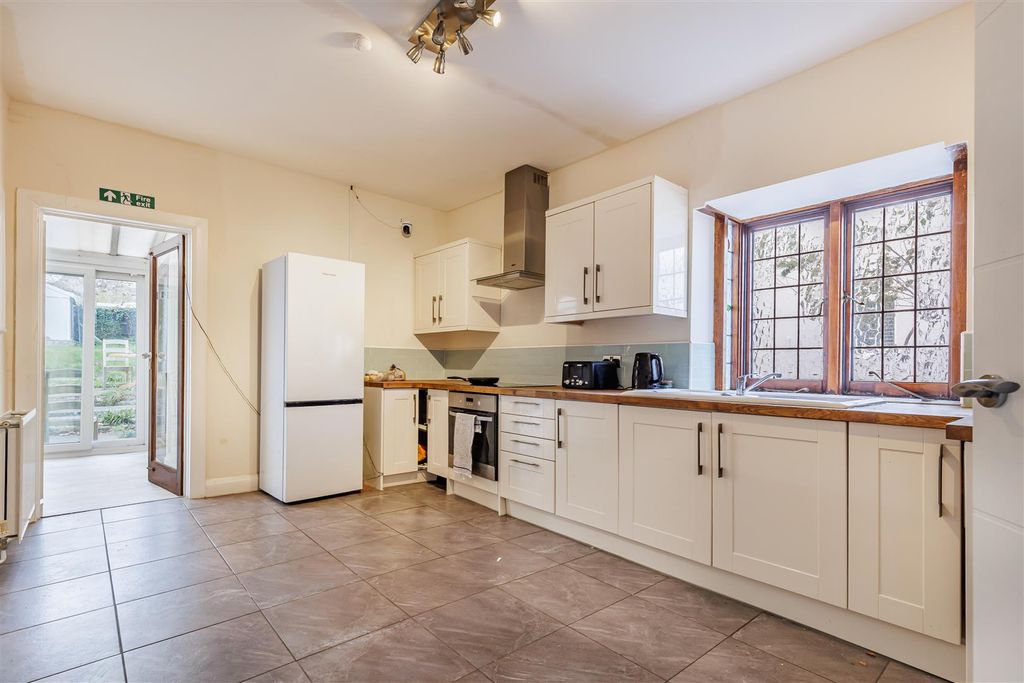 Property photo 3 of 25 Chingford Ave (12).Jpg