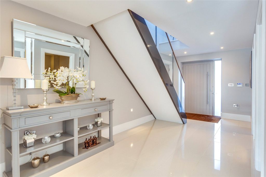 Property photo 2 of 15 Entrance Hall