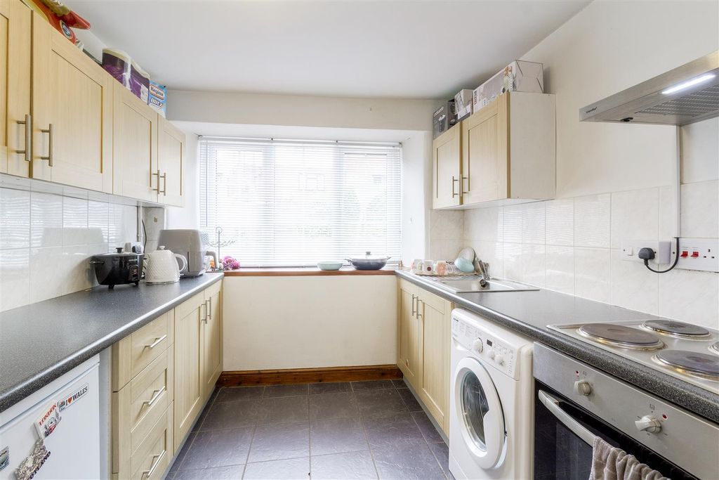 Property photo 3 of 9 Lees Street - Kictchen
