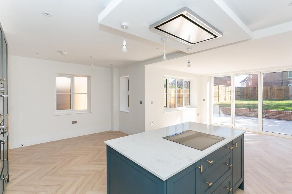 Property photo 2 of 18 Little Bushey Lane