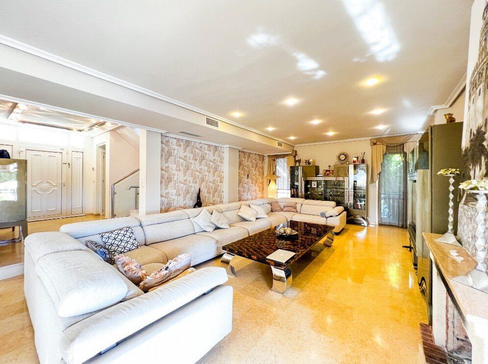 Property photo 2 of 50
