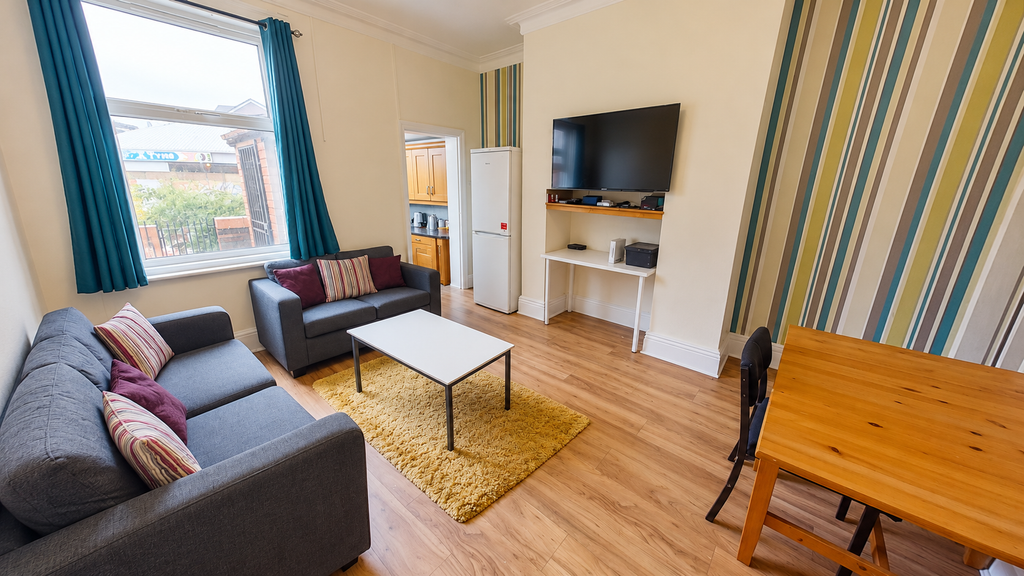 Property photo 1 of 17 Bright Tidy Living Dining Room