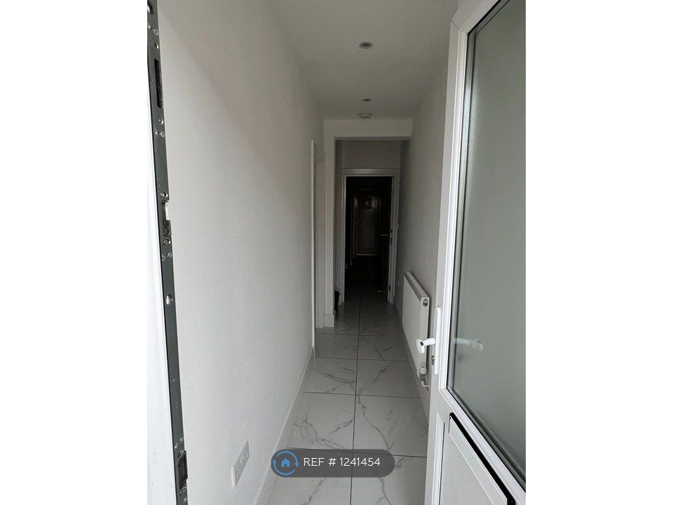 Property photo 2 of 22 Entrance Hall
