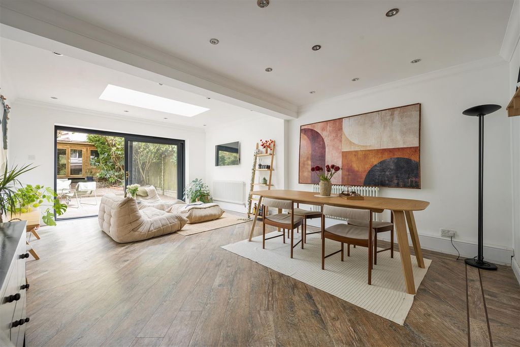 Property photo 1 of 32 The Cedars, Ig9
