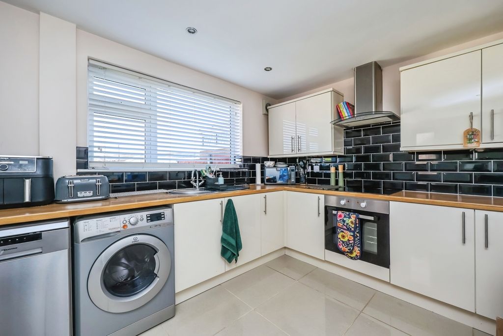 Property photo 2 of 13 Fitted Kitchen