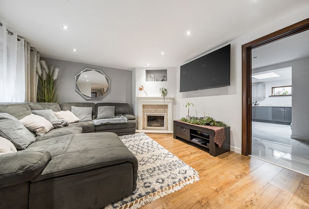 Property photo 3 of 18 1386700-8-693Ac29...