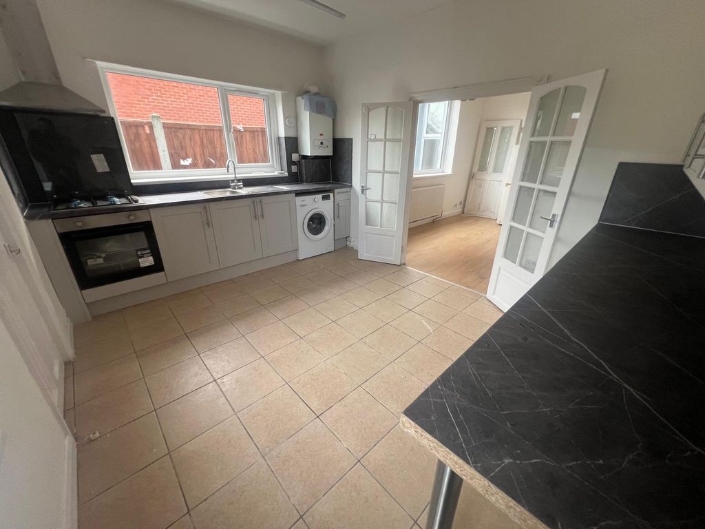 Property photo 1 of 11 Two Bedroom Ground Floor Flat Close To South Woodford Station- £1875 Pcm