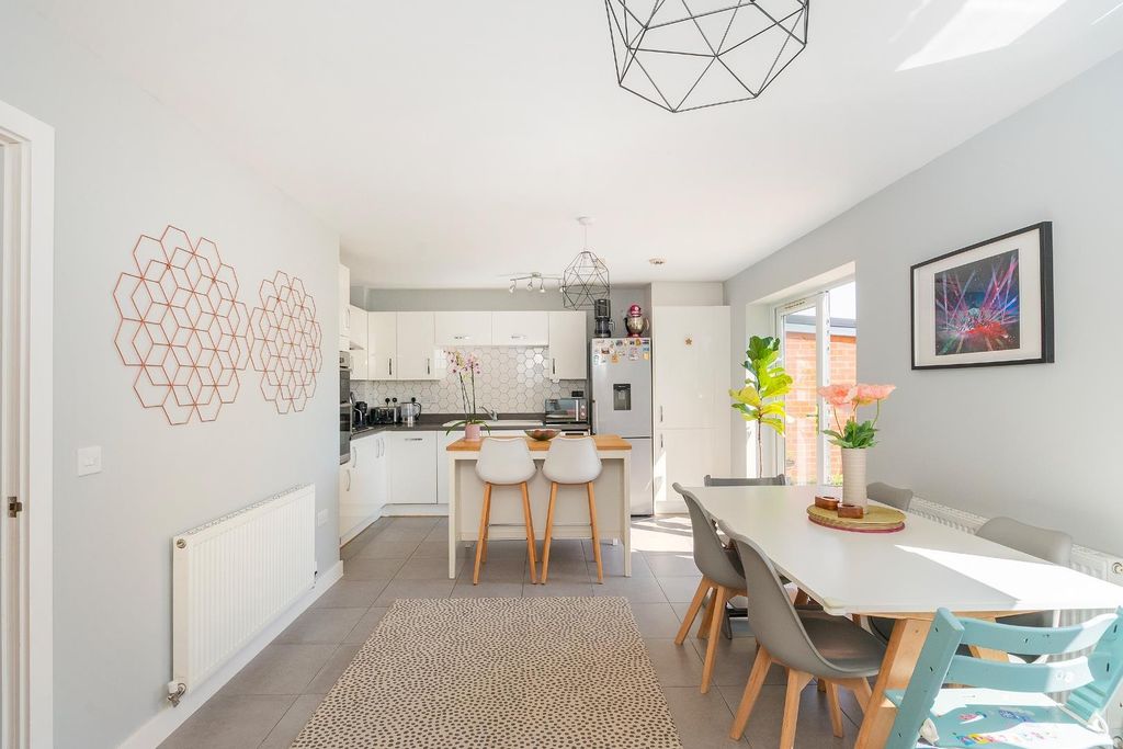 Property photo 3 of 39 0O5Dbr - Kitchen Diner E.Jpg
