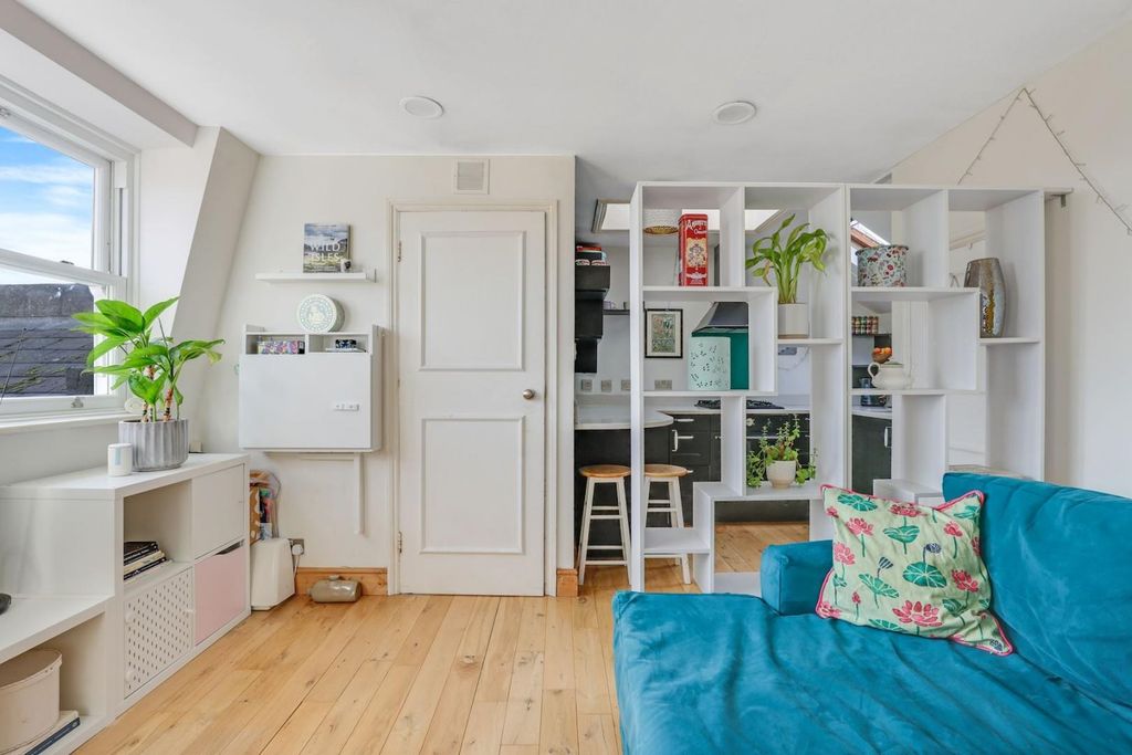 Property photo 3 of 15 05-50c2Jhpropworld - 95c Peak Hill - 25-Medium.Jpg