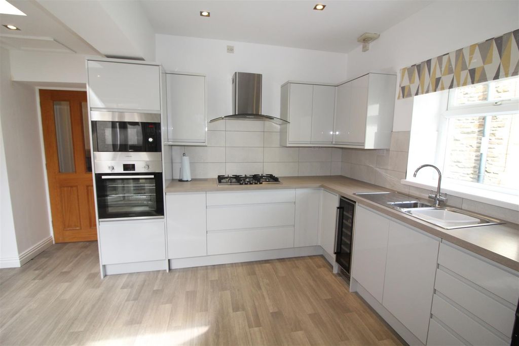 Property photo 3 of 31 Kitchen/Breakfast Room