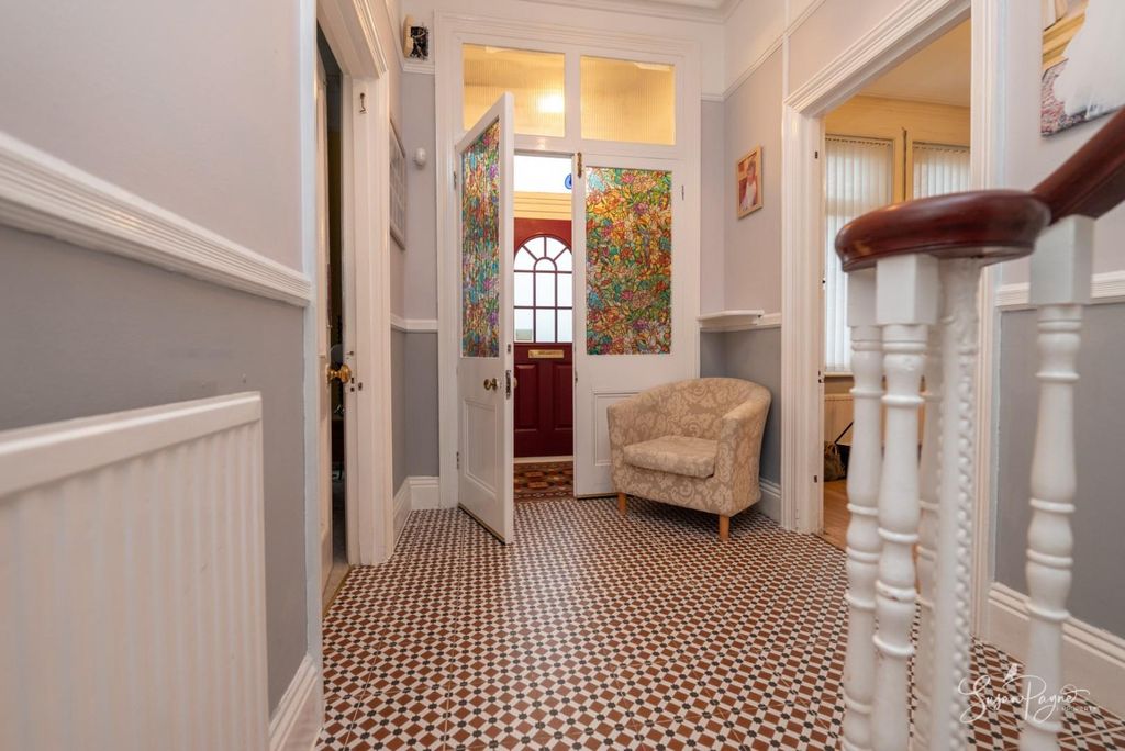 Property photo 2 of 45 Entrance Hall