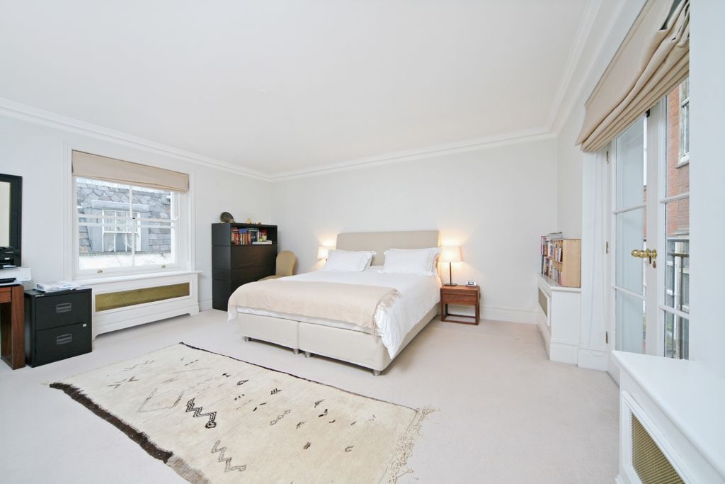 Property photo 3 of 8 Queen's Gate