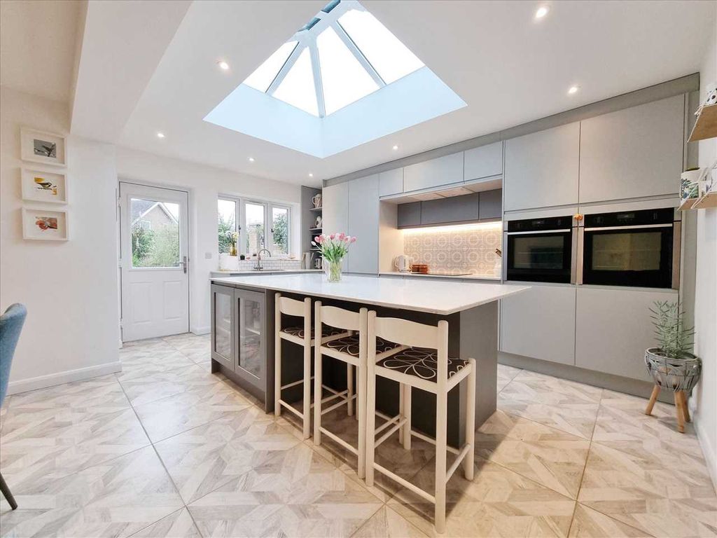 Property photo 3 of 11 Kitchen