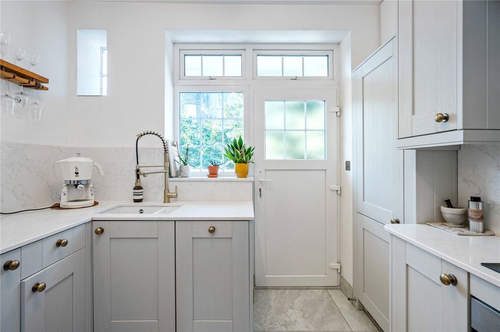 Property photo 3 of 18 Kitchen