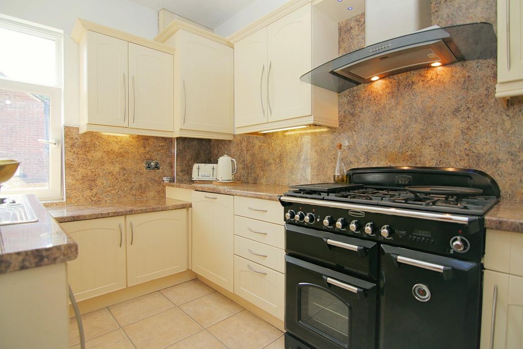 Property photo 3 of 25 Kitchen