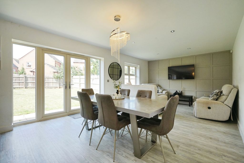 Property photo 3 of 15 Kitchen/Dining Room